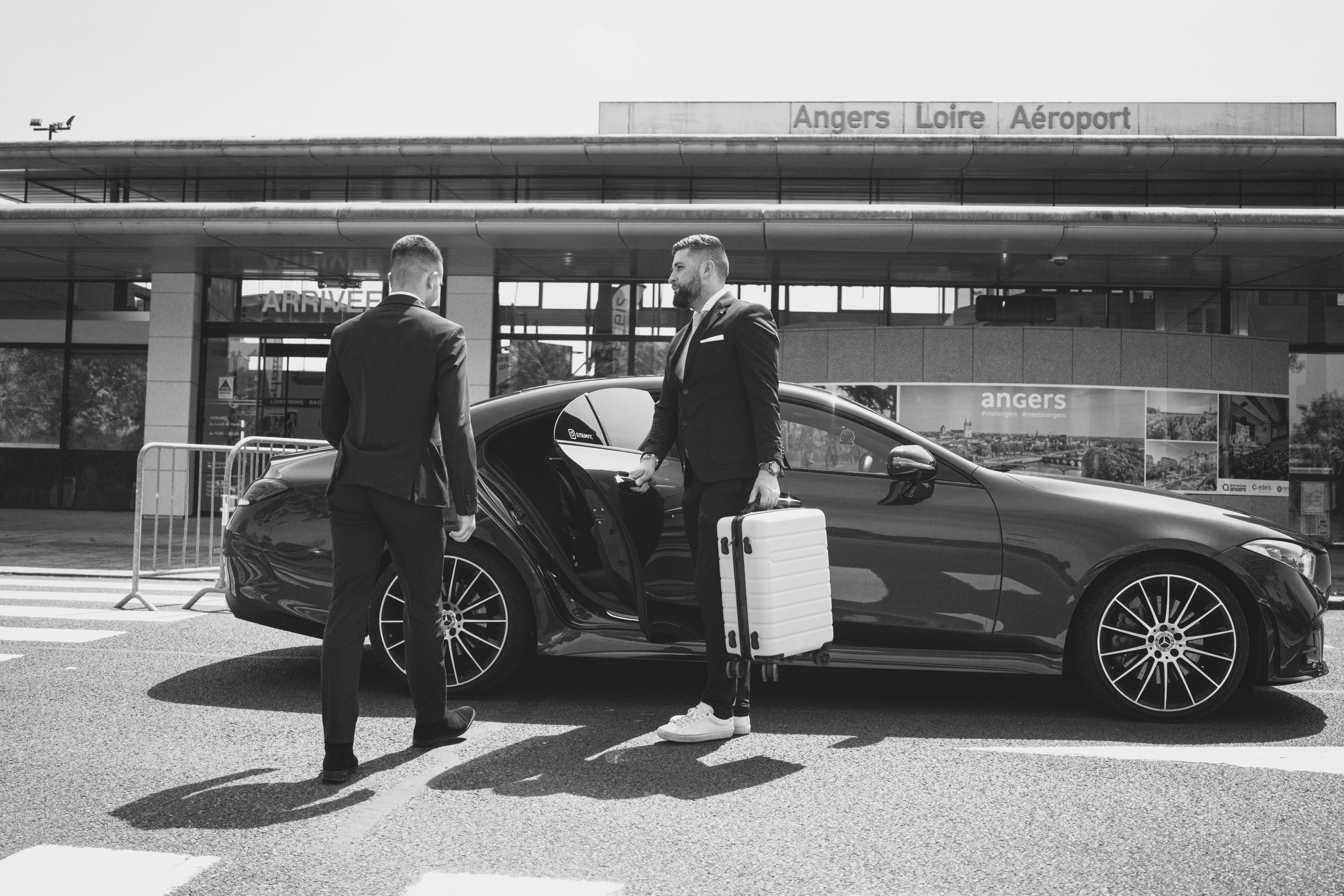 Angers-Chauffeur-prive-Chalonnes-sur-Loire-Nantes-Angers-Avrille-Beaucouze-ecouflant-Trelaze-Aeroport VTC ANGERS PRESTIGE PRESTATION TAXI ANGERS CHAUFFEUR PRIVÉ PRIX ABORDABLE 24/24 7J7 SÉMINAIRE MARIAGE SOCIAL COSTUME HAUT DE GAMME UBER GROUPE CONFORT MIS À DISPOSITION CÉLÉBRITÉS STAR ACCOMPAGNEMENT ARTISTE DISCRET A L'ÉCOUTE CLIENT GARE AÉROPORT
