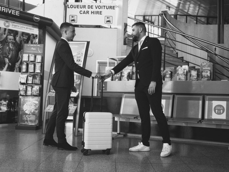 Angers-Chauffeur-prive-Chalonnes-sur-Loire-Nantes-Angers-Avrille-Beaucouze-ecouflant-Trelaze-Aeroport VTC ANGERS PRESTIGE PRESTATION TAXI ANGERS CHAUFFEUR PRIVÉ PRIX ABORDABLE 24/24 7J7 SÉMINAIRE MARIAGE SOCIAL COSTUME HAUT DE GAMME UBER GROUPE CONFORT MIS À DISPOSITION CÉLÉBRITÉS STAR ACCOMPAGNEMENT ARTISTE DISCRET A L'ÉCOUTE CLIENT GARE AÉROPORT